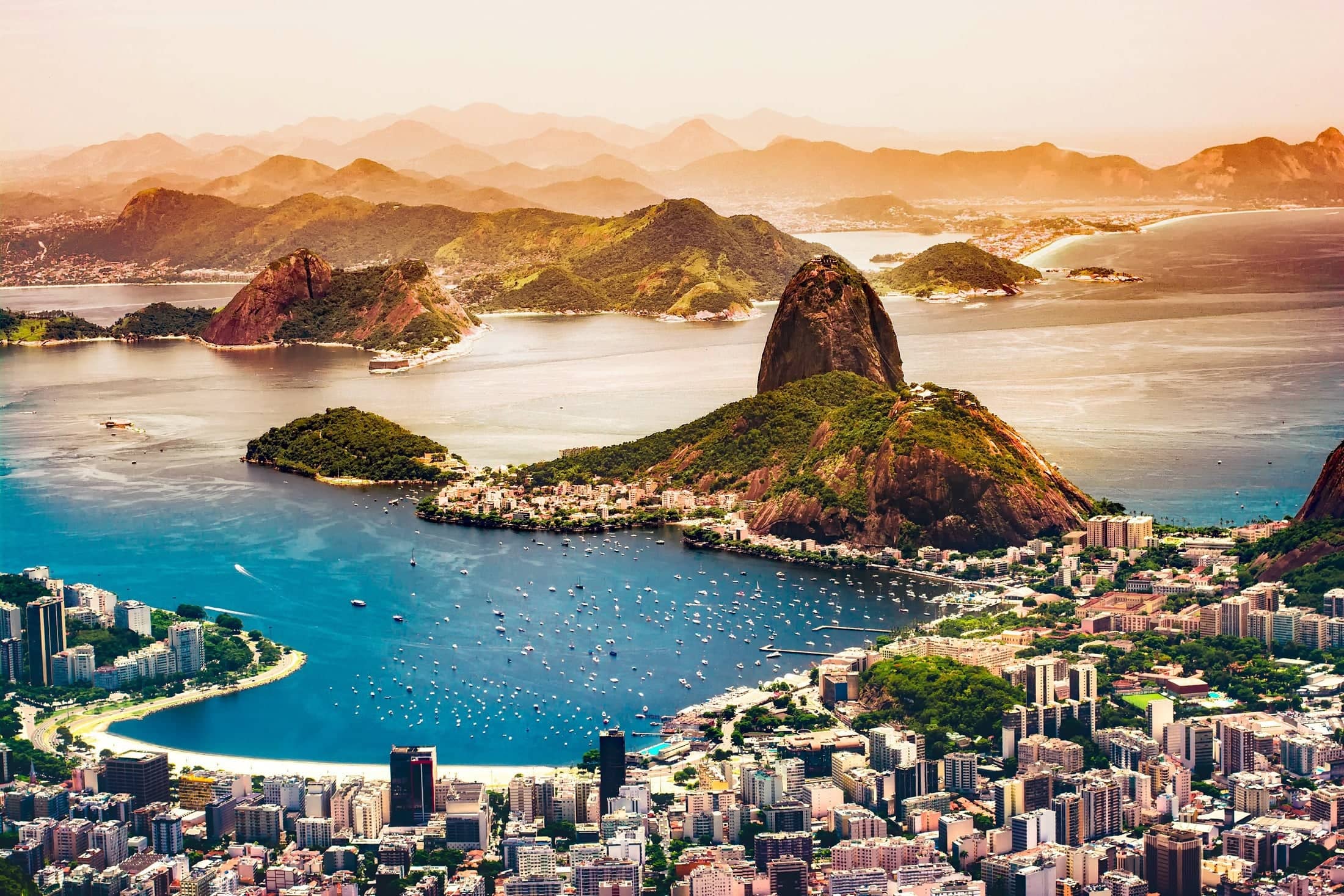 Vista aérea del Pan de Azúcar y de la Bahía de Guanabara, en Río de Janeiro